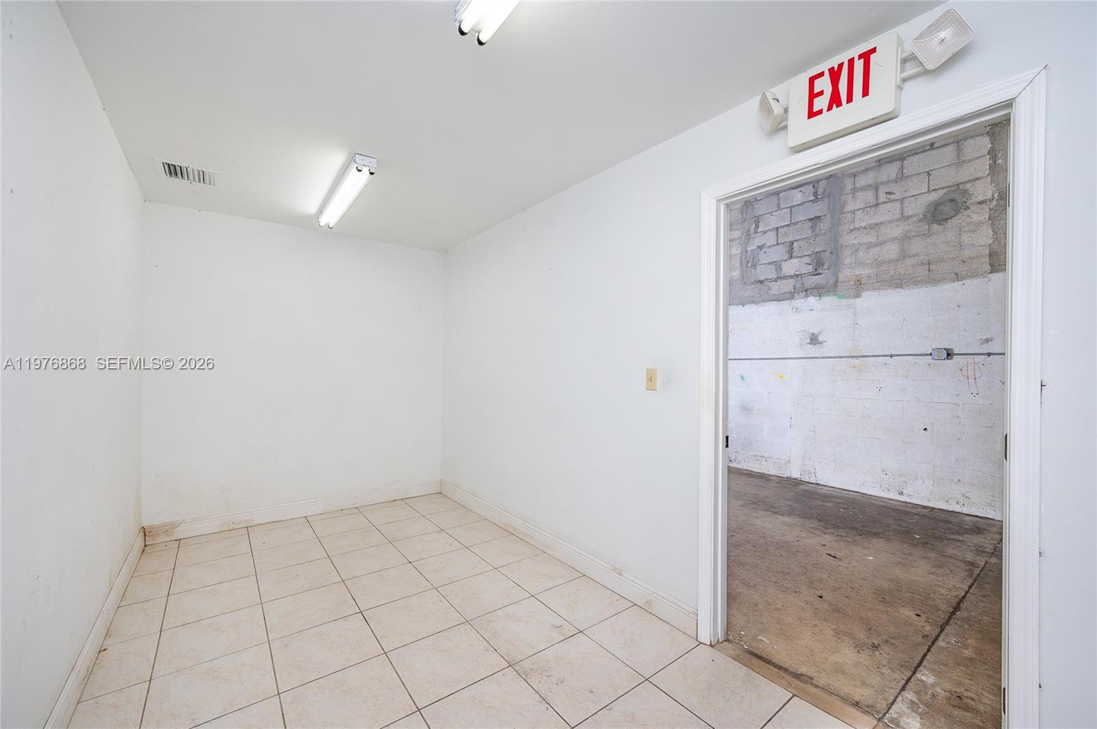 J  /   кв.футов $ 2026-03-04 0 Фото