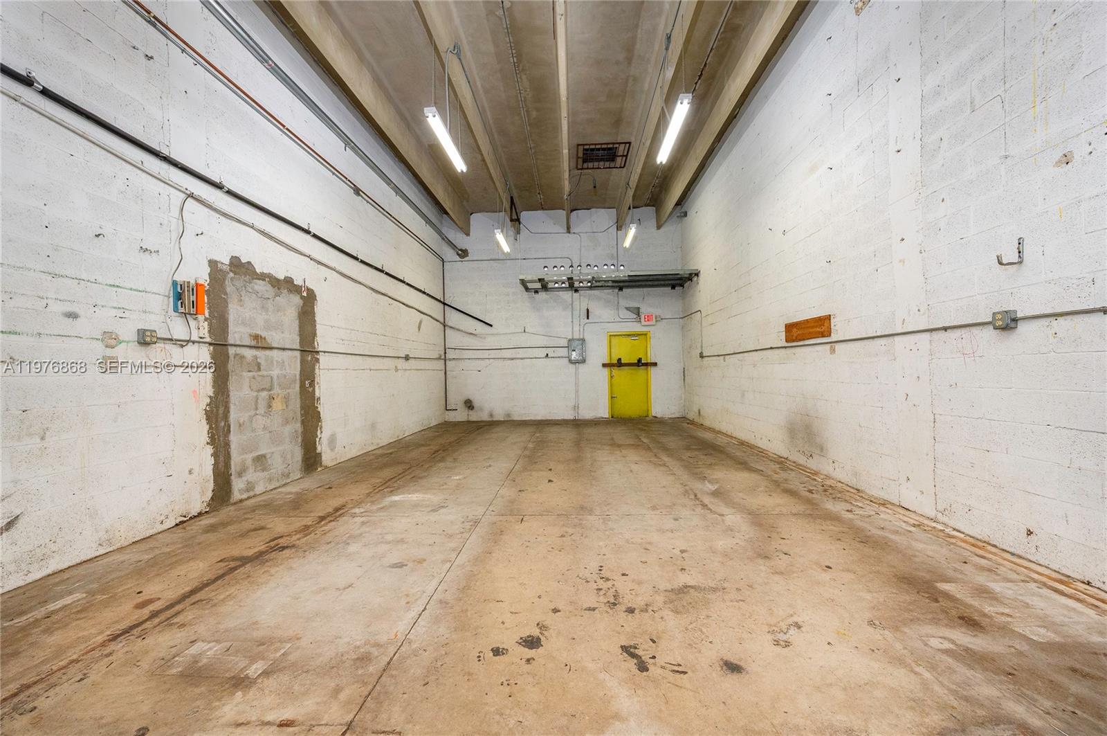 J  /   кв.футов $ 2026-03-04 0 Фото