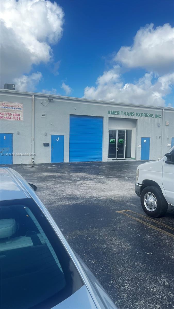 J  /   кв.футов $ 2026-03-04 0 Фото