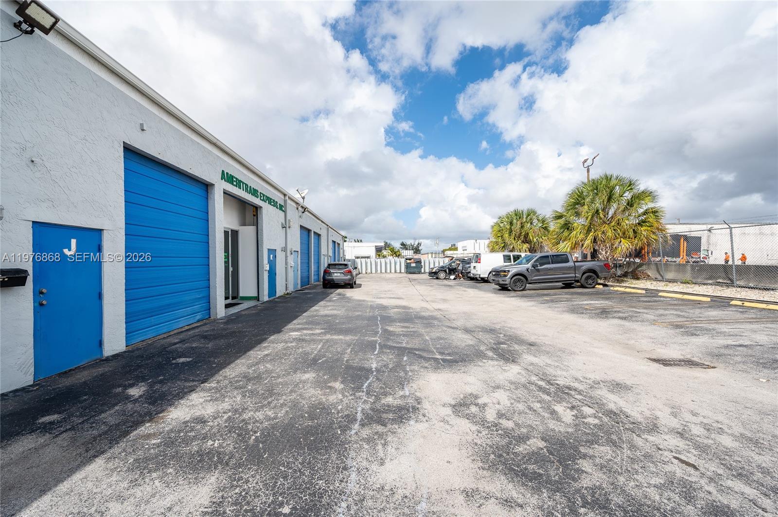 J  /   кв.футов $ 2026-03-04 0 Фото