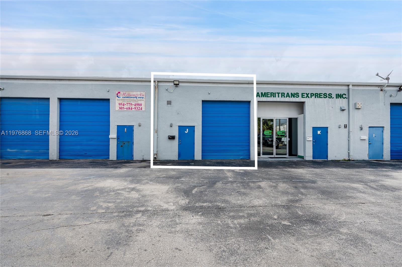 J  /   кв.футов $ 2026-03-04 0 Фото