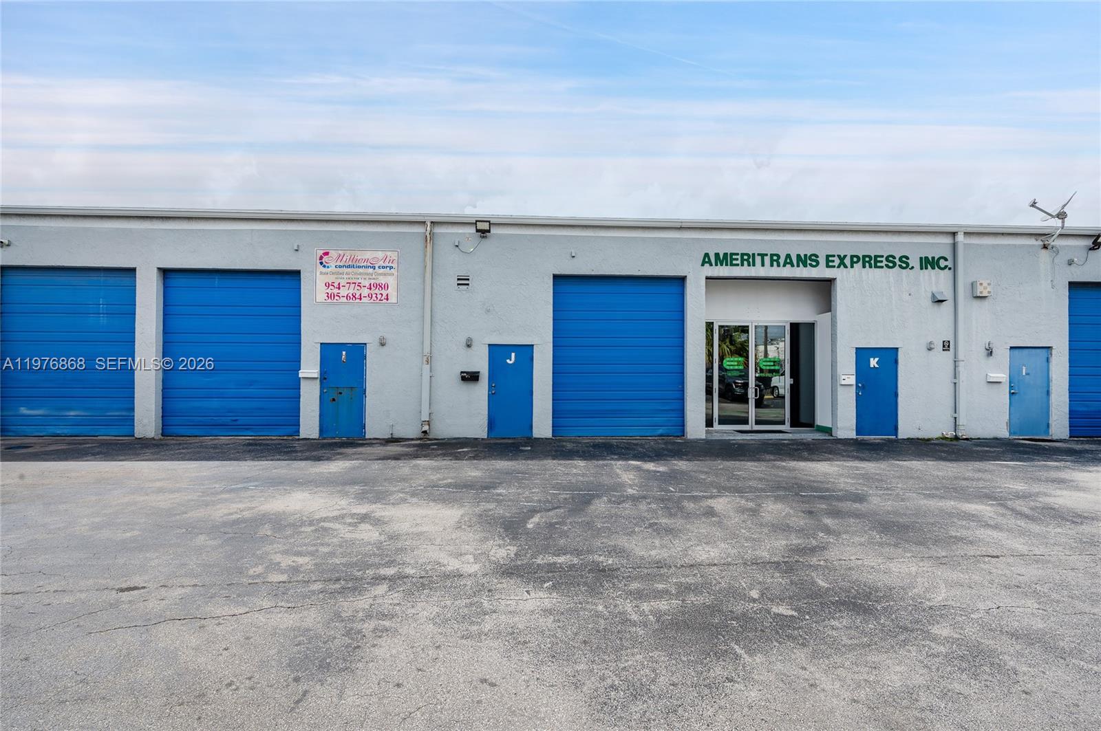 J  /   кв.футов $ 2026-03-04 0 Фото