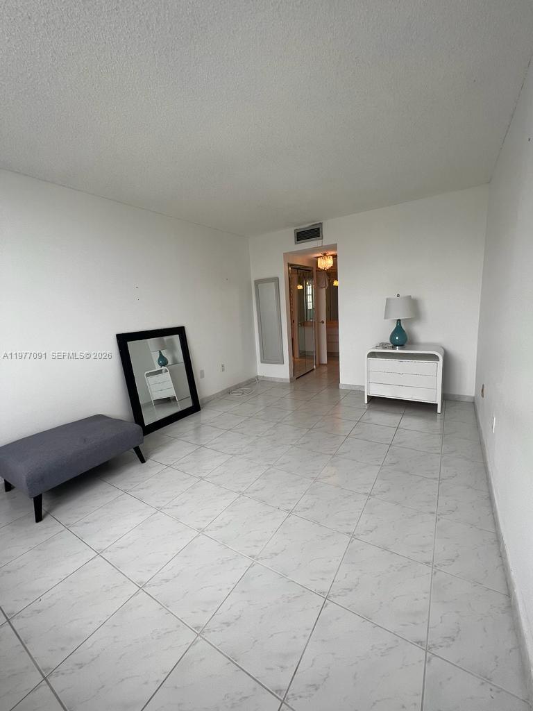 611 1 / 2 762 кв.футов $ 2026-03-05 0 Фото