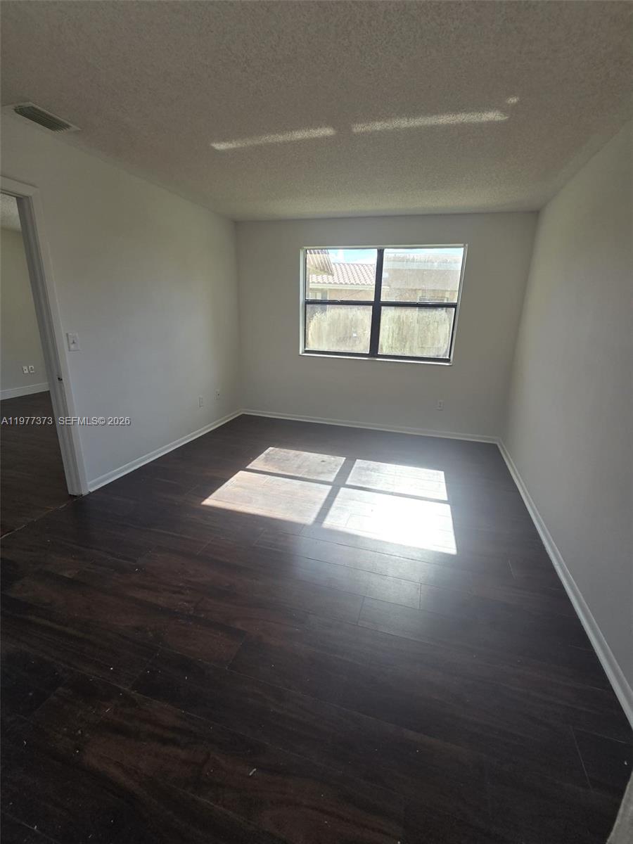 111  /   sq. ft. $ 2026-03-05 0 foto