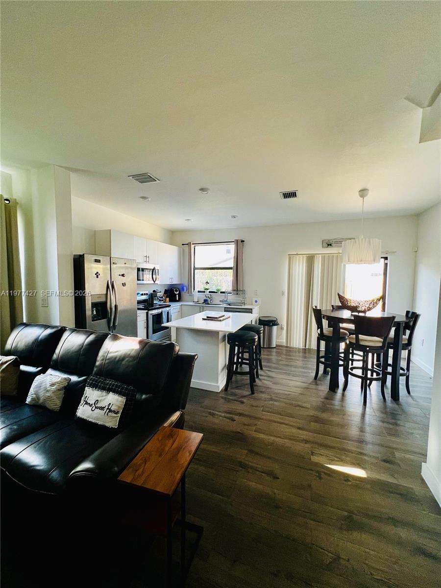 11715 3 / 3 1328 кв.футов $ 2026-03-05 0 Фото