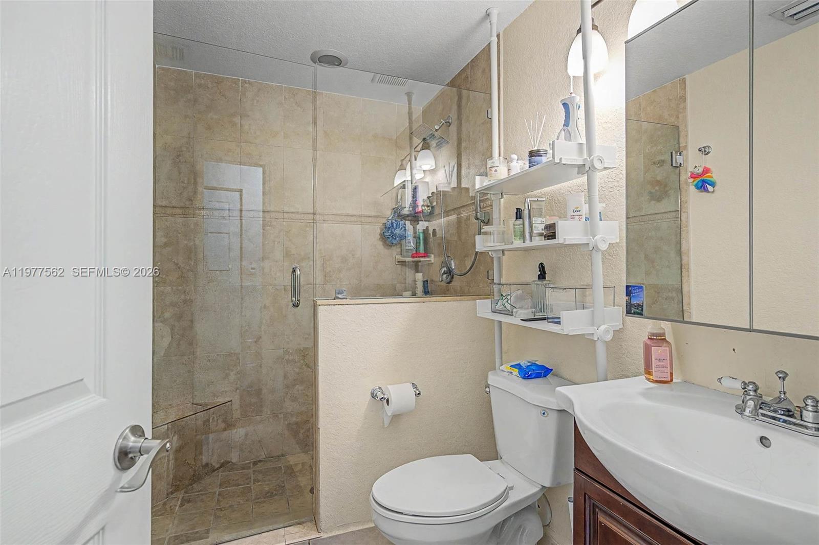Ver detalles / 3500 sq. ft. $ 2026-07-28 0 foto