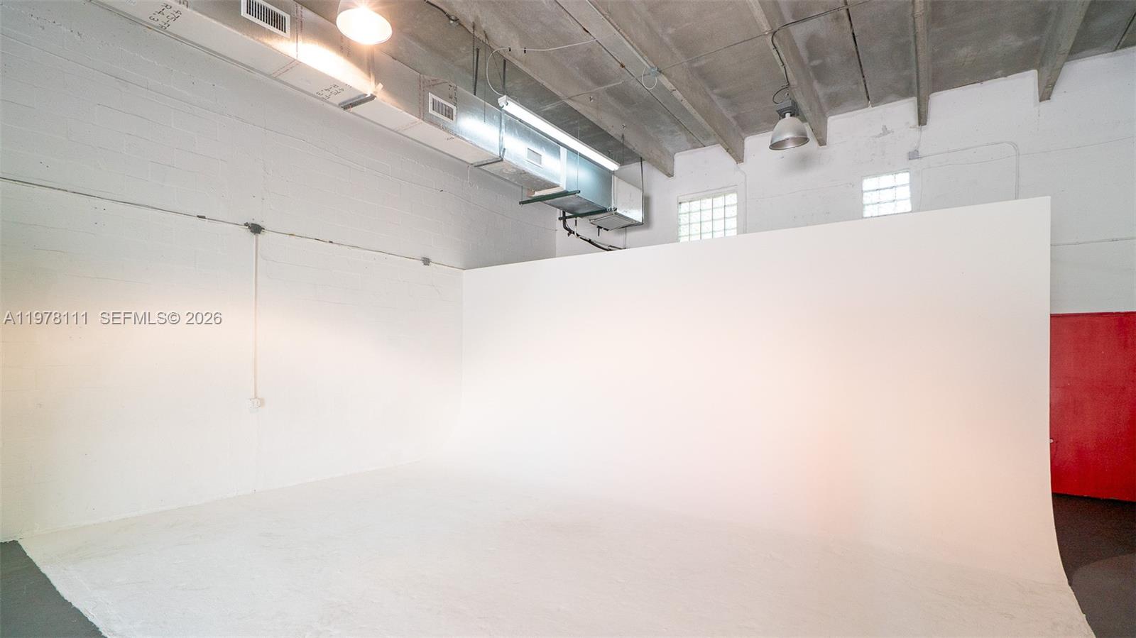 380  /   кв.футов $ 2026-03-06 0 Фото