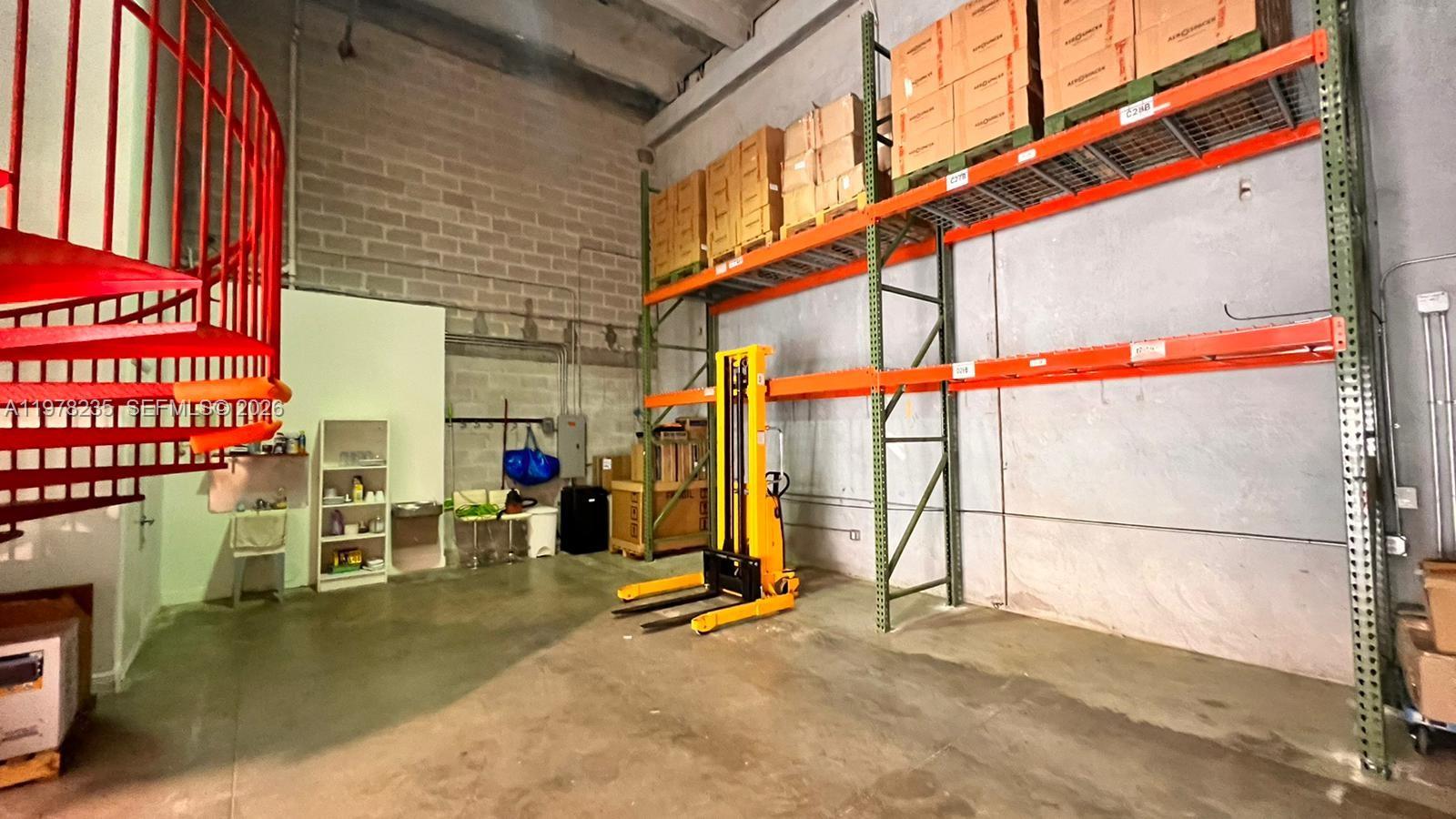 401  /   кв.футов $ 2026-03-06 0 Фото