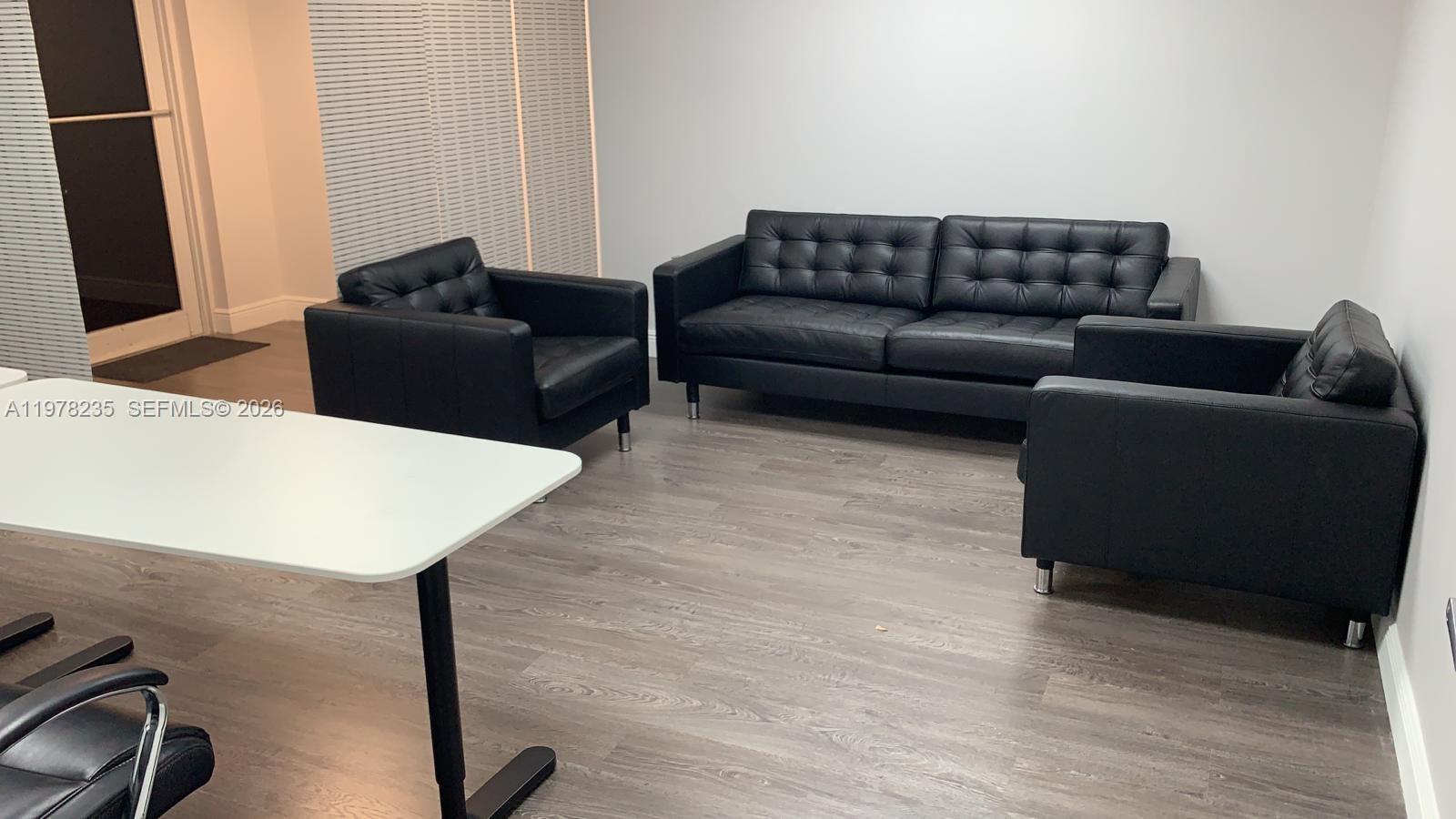 401  /   кв.футов $ 2026-03-06 0 Фото