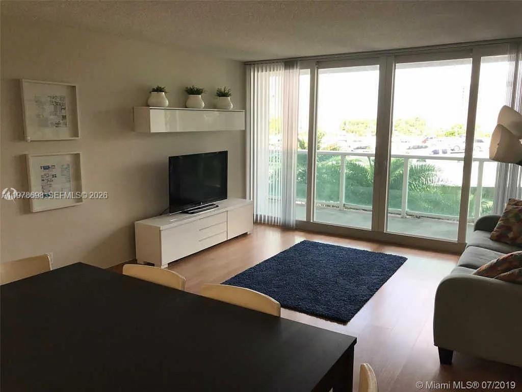 Ver detalles 302 1 / 2 991 sq. ft. $ 2026-03-08 0 foto