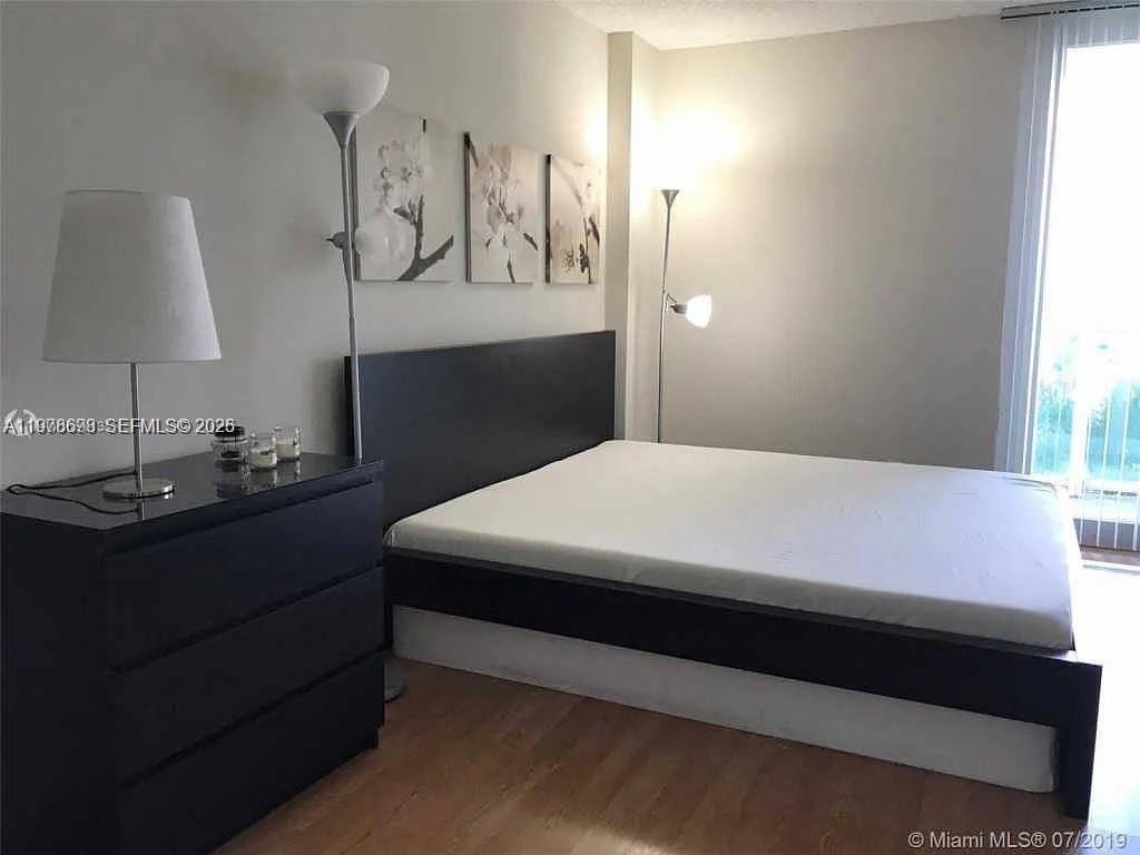 Ver detalles 302 1 / 2 991 sq. ft. $ 2026-03-08 0 foto