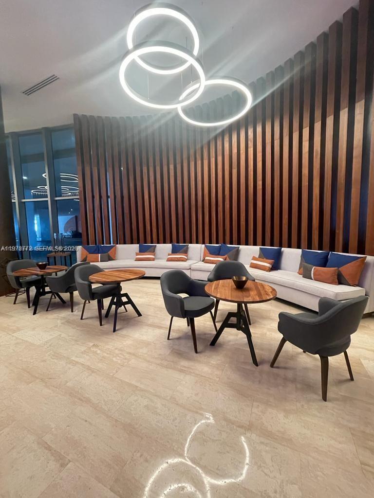 Ver detalles 302 1 / 1 802 sq. ft. $ 2026-03-08 0 foto