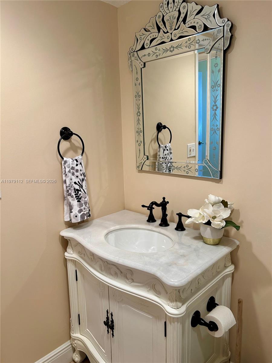 Photo of 1500 Ocean Dr  #PHJ, Hollywood, Florida, 33019 - Second Bathroom