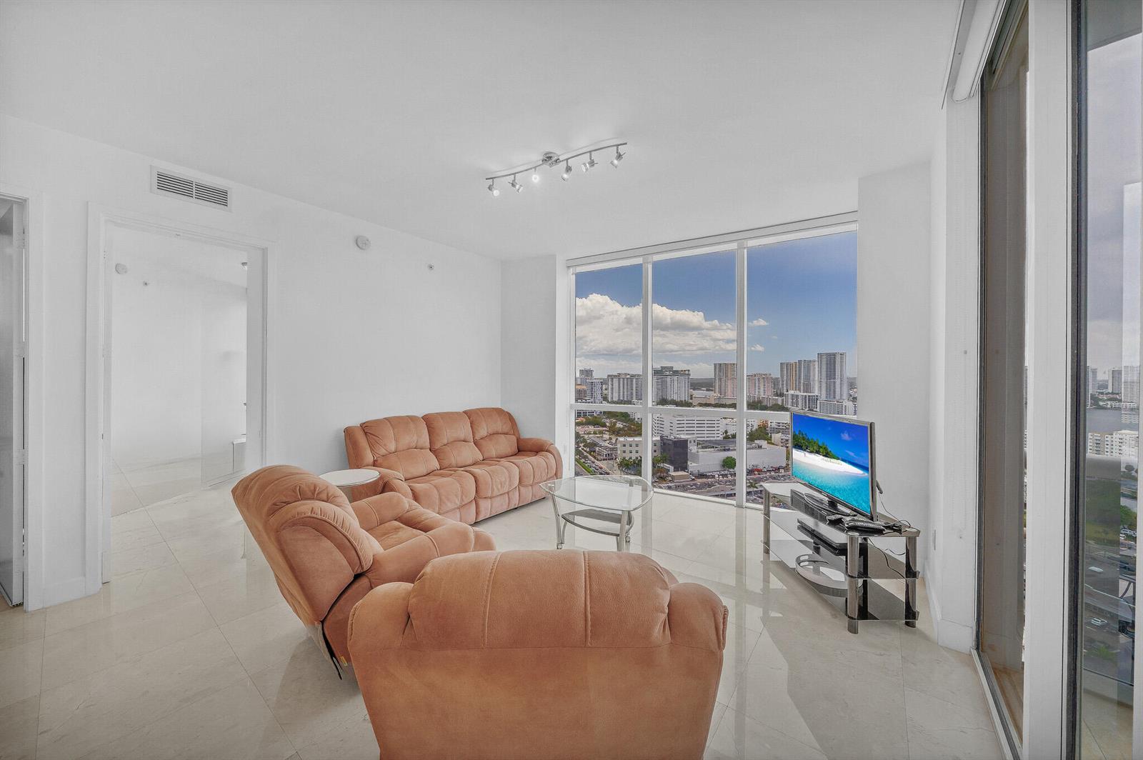 See details 3301a 2 / 2 1289 sq. ft. $ 2026-06-15 0 Photo