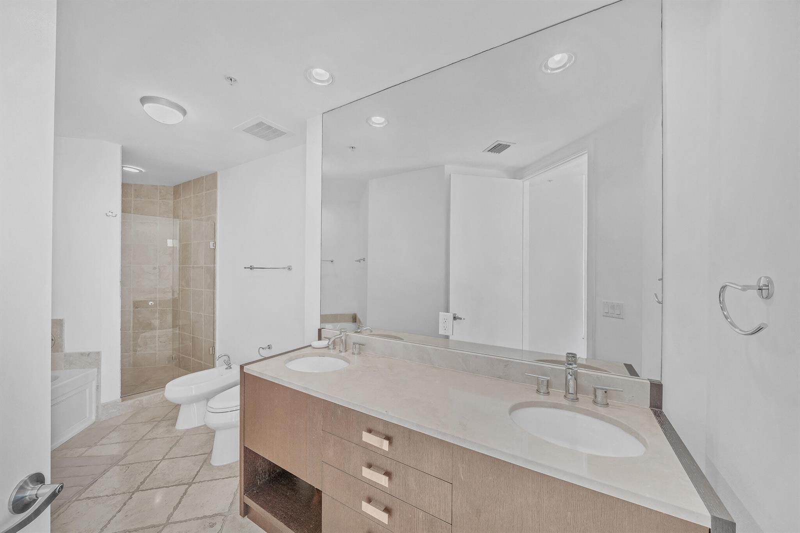 See details 3301a 2 / 2 1289 sq. ft. $ 2026-06-15 0 Photo