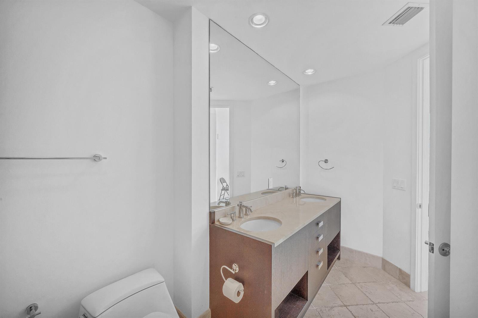 See details 3301a 2 / 2 1289 sq. ft. $ 2026-06-15 0 Photo
