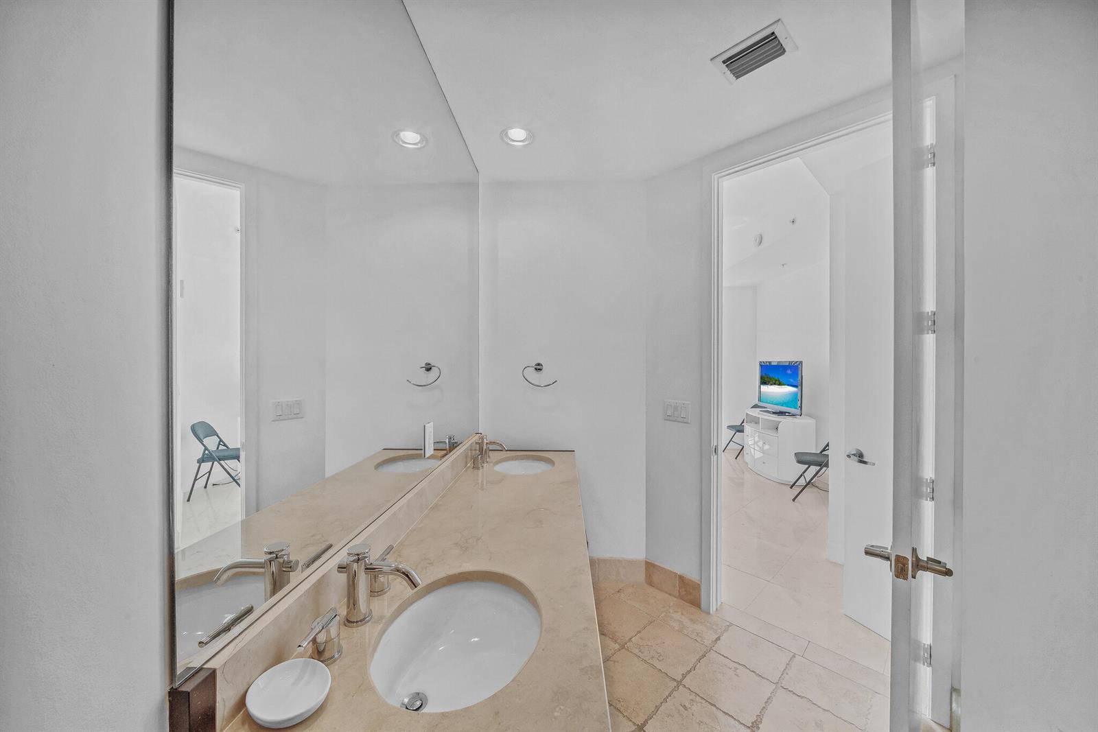 See details 3301a 2 / 2 1289 sq. ft. $ 2026-06-15 0 Photo