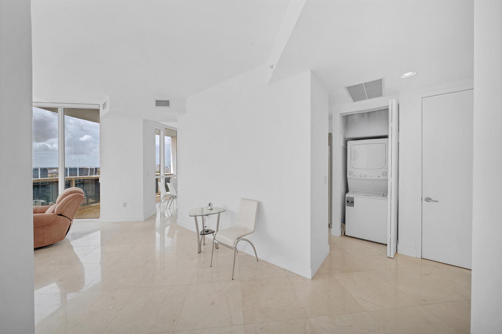 See details 3301a 2 / 2 1289 sq. ft. $ 2026-06-15 0 Photo