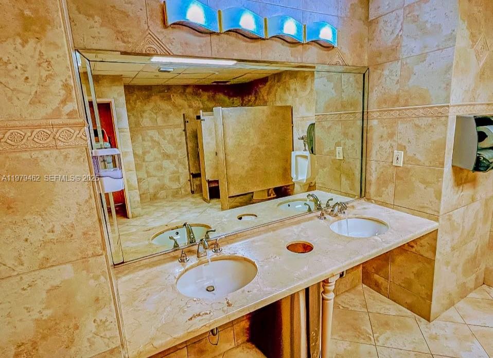 Photo of 2030 Ocean Dr #1614, Hallandale Beach, Florida, 33009 - common bathroom