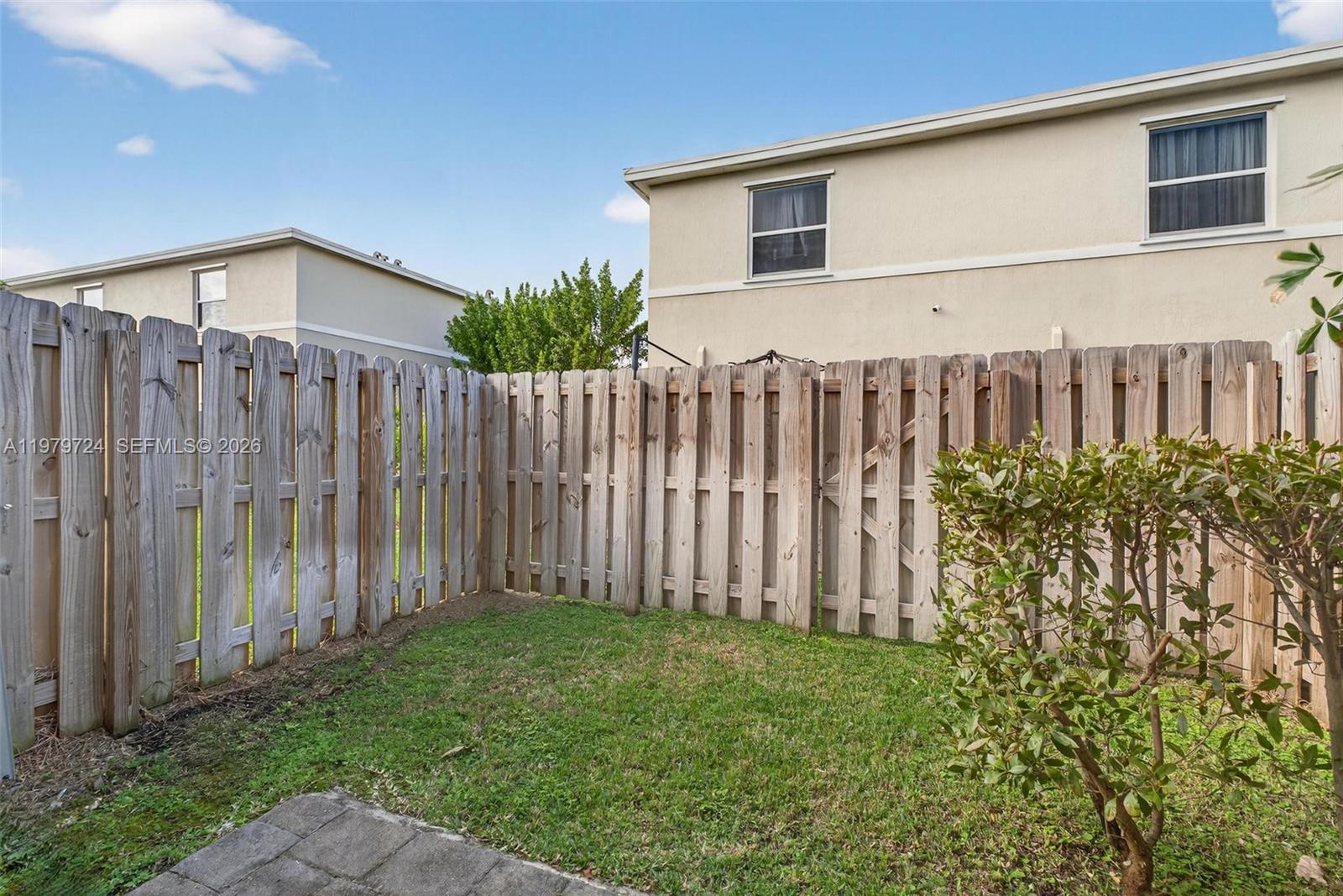 Ver detalles 476 2 / 3 1208 sq. ft. $ 2026-03-09 0 foto