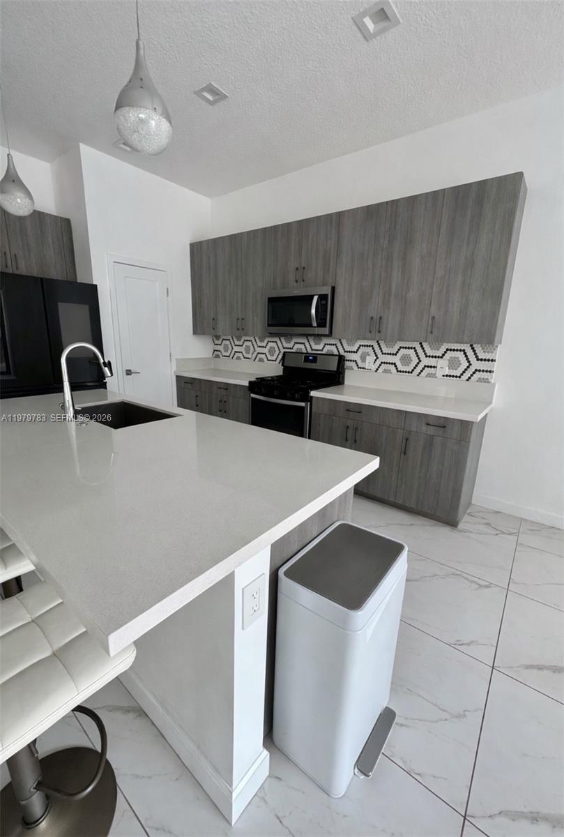 Ver detalles 4980 4 / 4 2344 sq. ft. $ 2026-03-10 0 foto