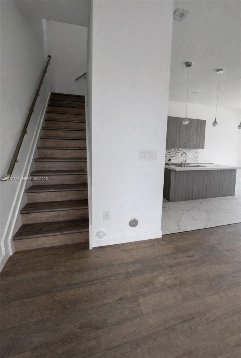 Ver detalles 4980 4 / 4 2344 sq. ft. $ 2026-03-10 0 foto