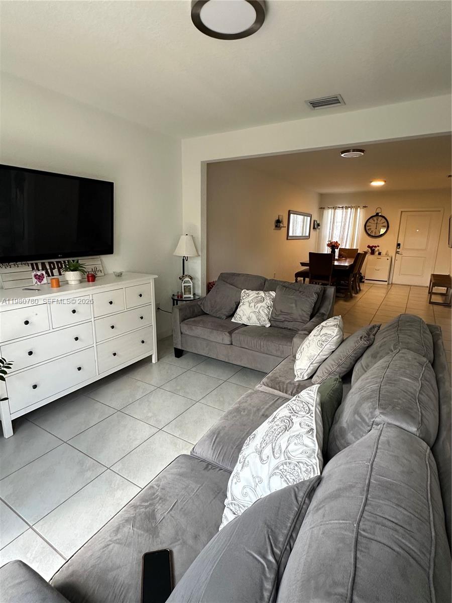 Подробнее 497 4 / 3 1700 кв.футов $ 2026-03-11 0 Фото