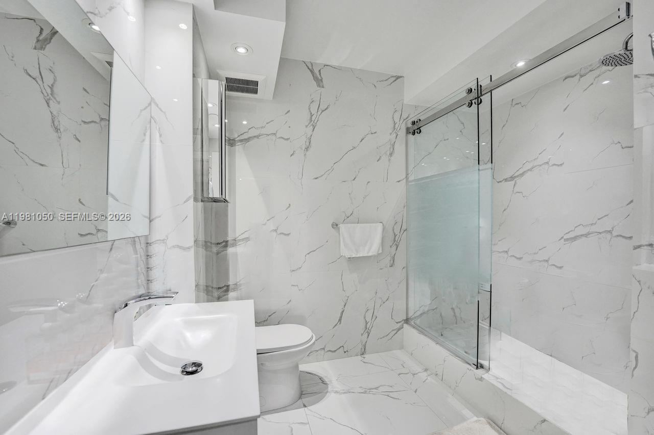 Photo of 20281 Country Club Dr  #2209, Aventura, Florida, 33180 - Second bathroom.