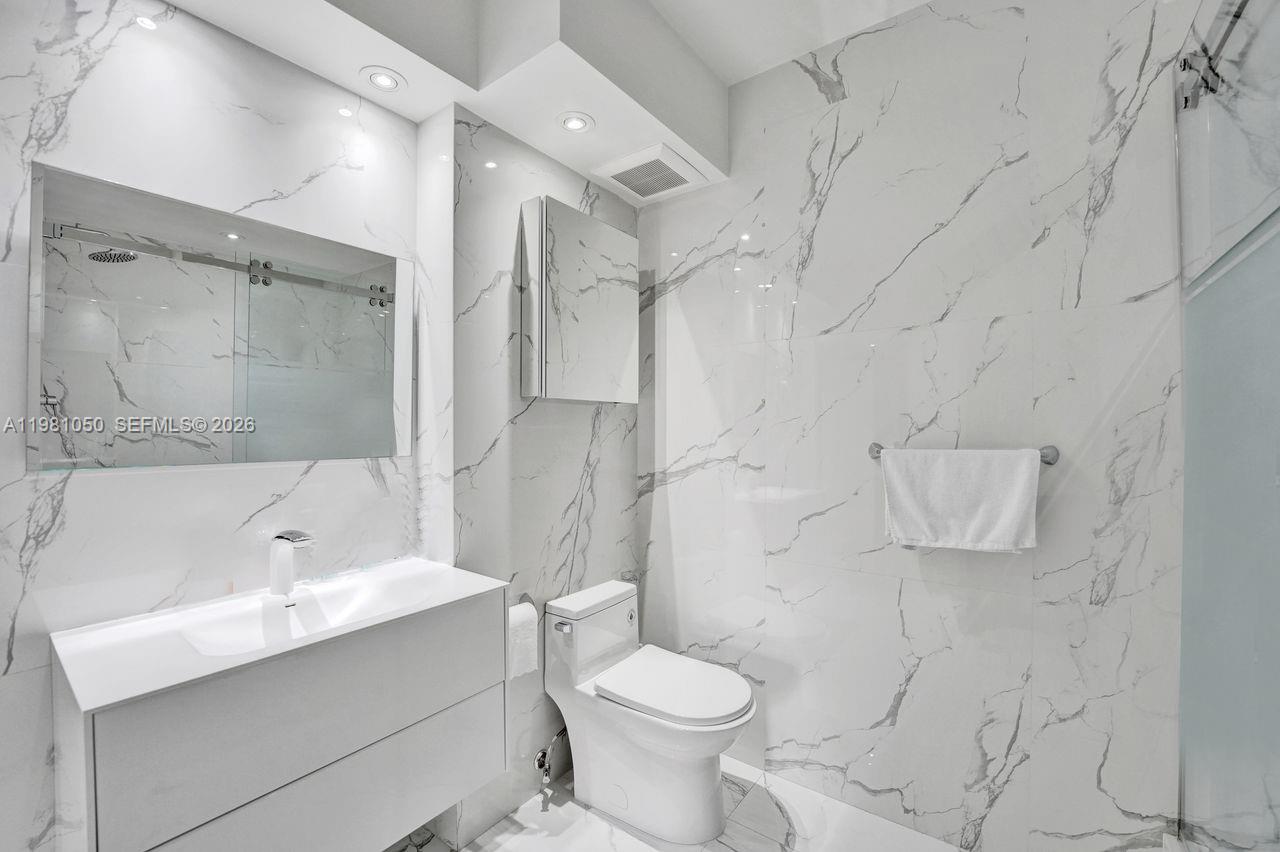 Photo of 20281 Country Club Dr  #2209, Aventura, Florida, 33180 - Second bathroom.