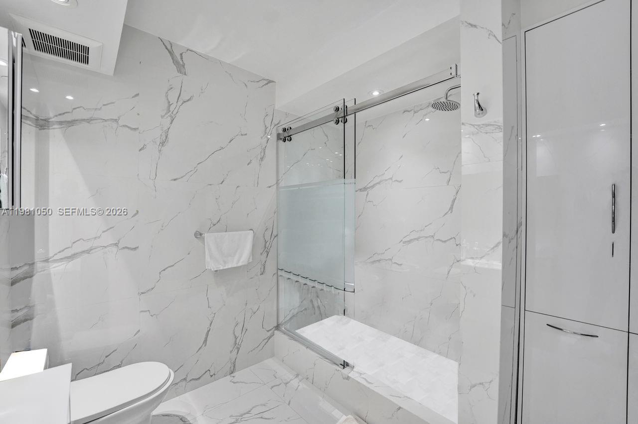 Photo of 20281 Country Club Dr  #2209, Aventura, Florida, 33180 - Second bathroom.