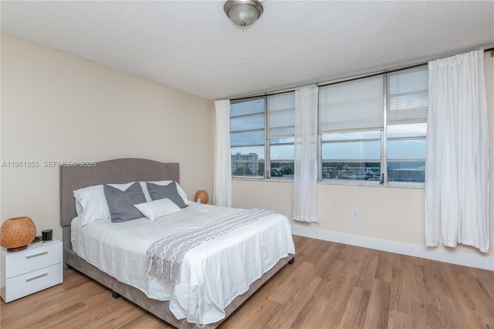 Подробнее 827-4 2 / 2 1317 кв.футов $ 2026-03-11 0 Фото