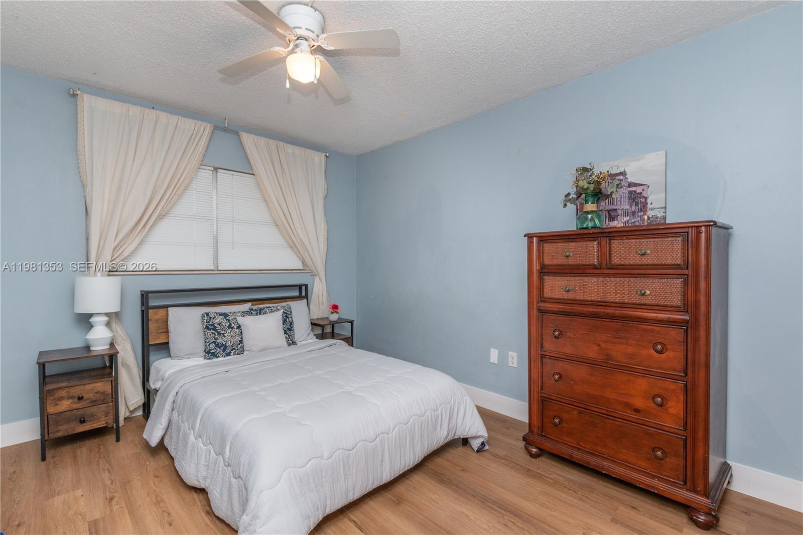 Подробнее 827-4 2 / 2 1317 кв.футов $ 2026-03-11 0 Фото