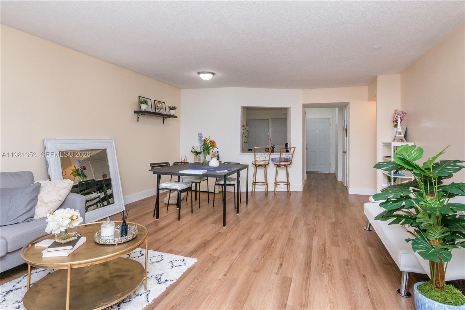 Подробнее 827-4 2 / 2 1317 кв.футов $ 2026-03-11 0 Фото