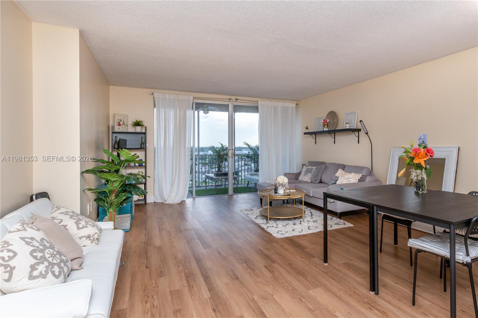 Подробнее 827-4 2 / 2 1317 кв.футов $ 2026-03-11 0 Фото