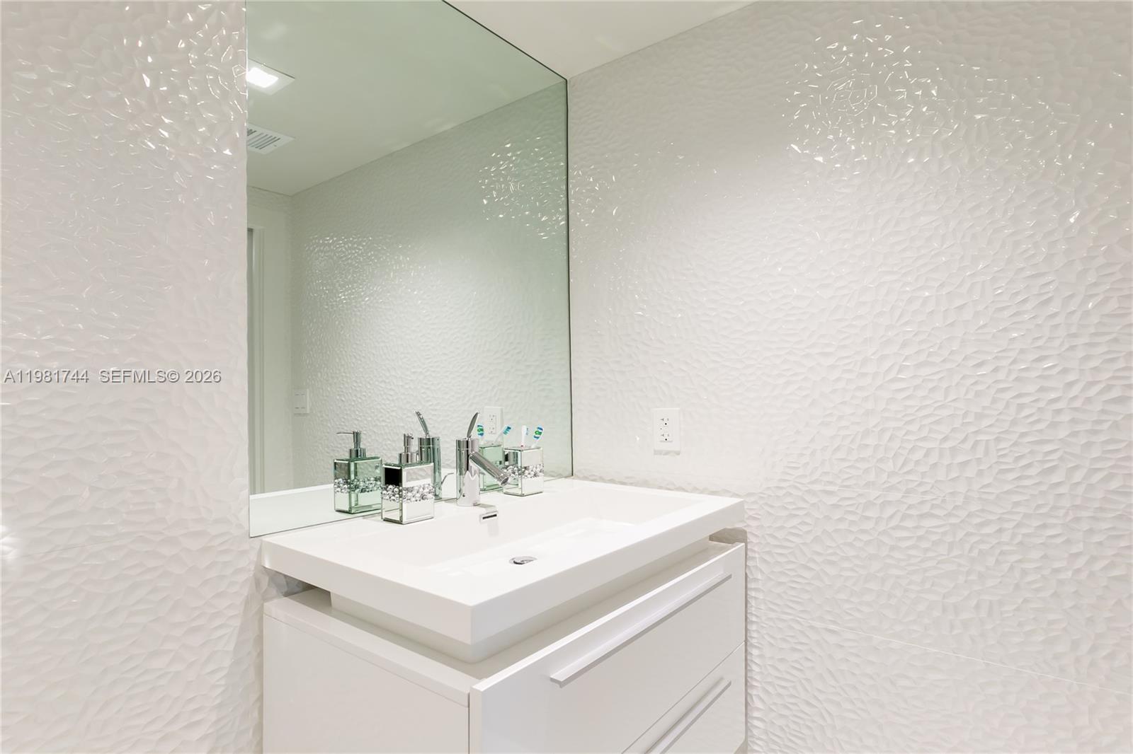 2903 3 / 3 1733 sq. ft. $ 2026-03-12 0 foto