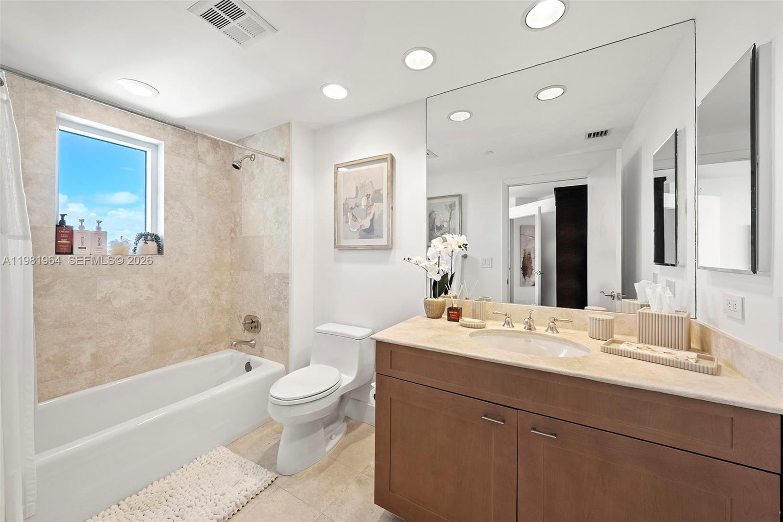 1208 4 / 5 3709 sq. ft. $ 2026-03-12 0 Photo