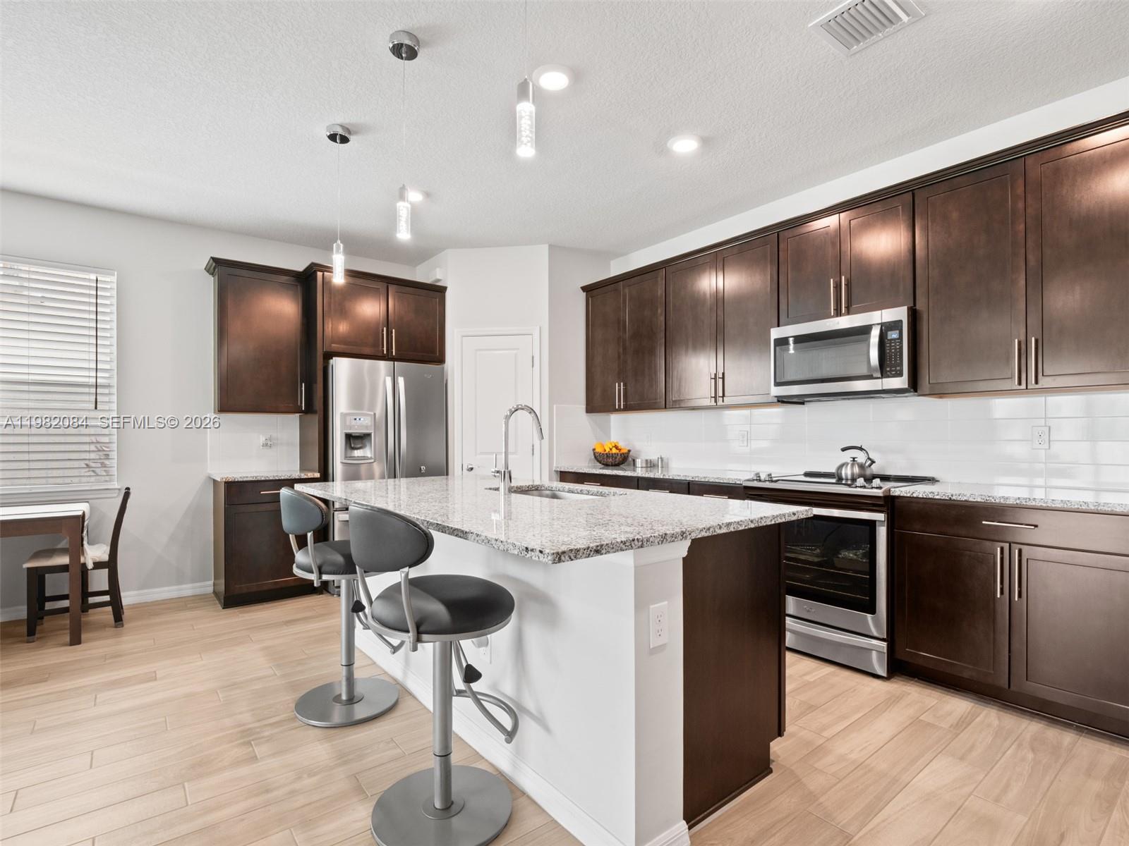 Ver detalles 1575 3 / 2 1742 sq. ft. $ 2026-03-12 0 foto