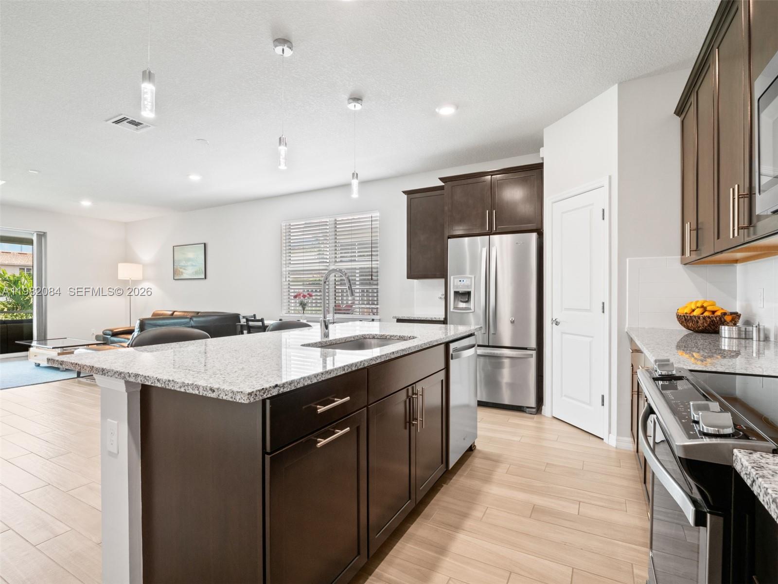 Ver detalles 1575 3 / 2 1742 sq. ft. $ 2026-03-12 0 foto