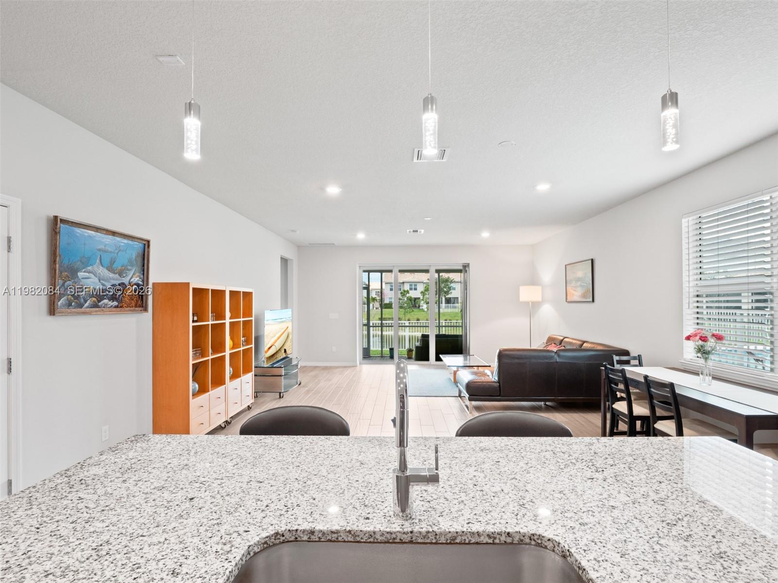 Ver detalles 1575 3 / 2 1742 sq. ft. $ 2026-03-12 0 foto