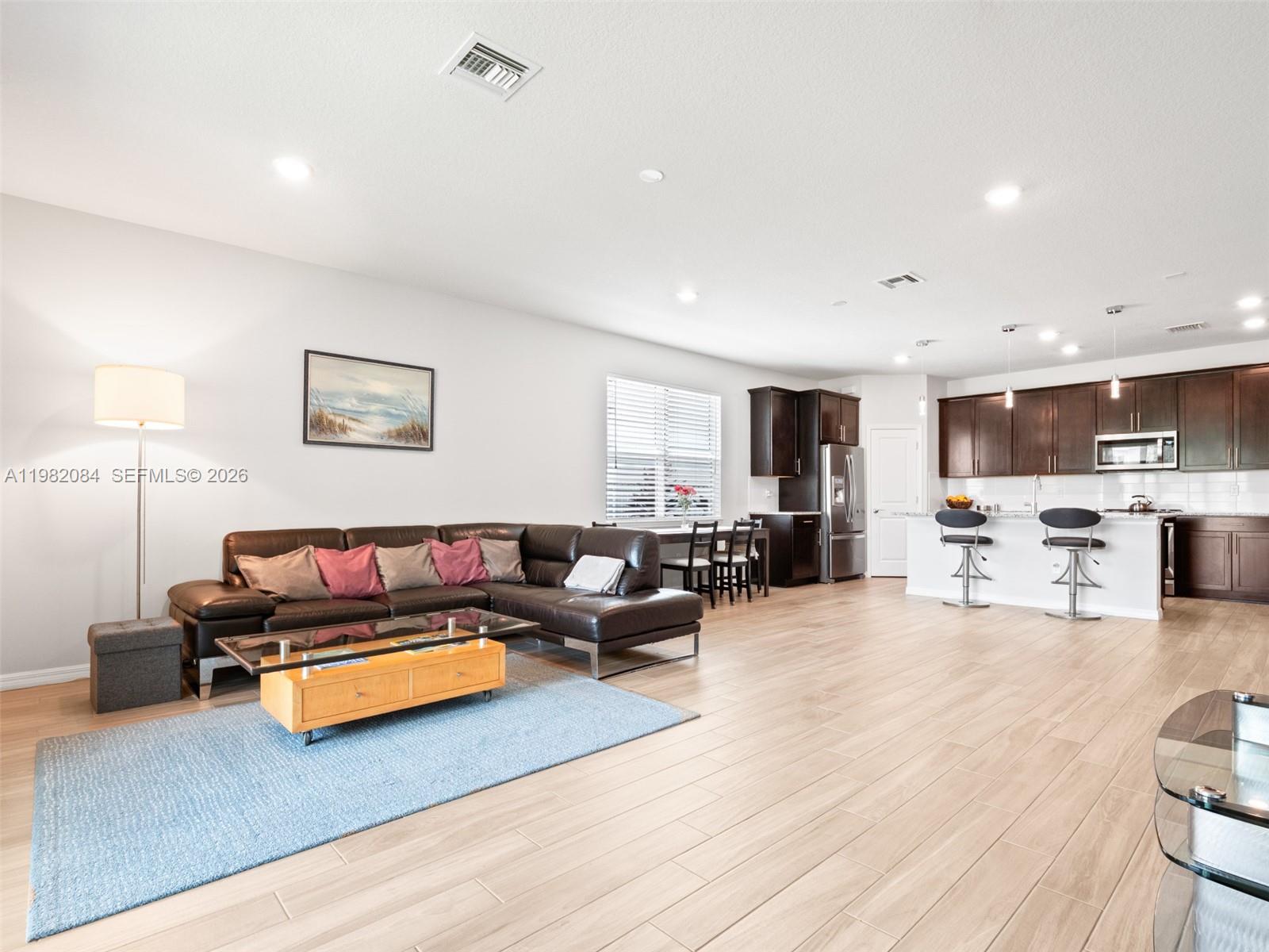 Ver detalles 1575 3 / 2 1742 sq. ft. $ 2026-03-12 0 foto