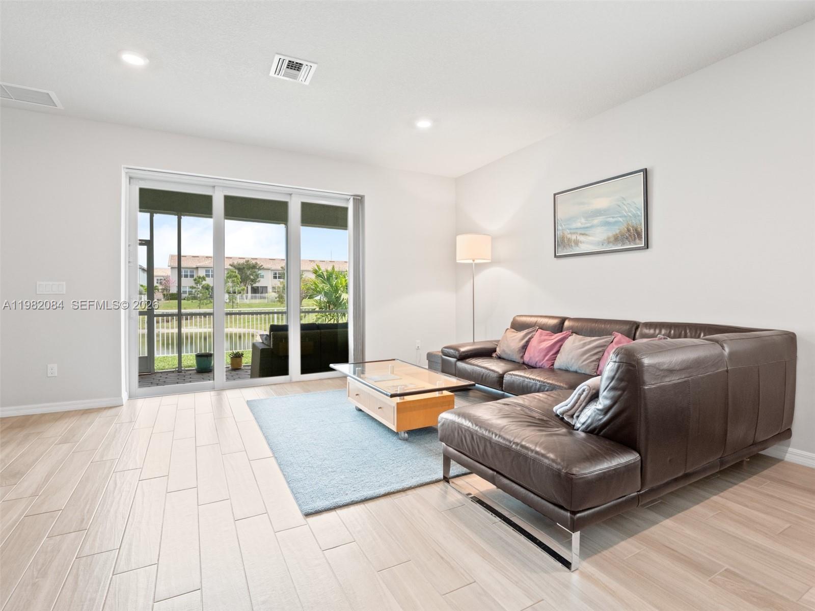 Ver detalles 1575 3 / 2 1742 sq. ft. $ 2026-03-12 0 foto