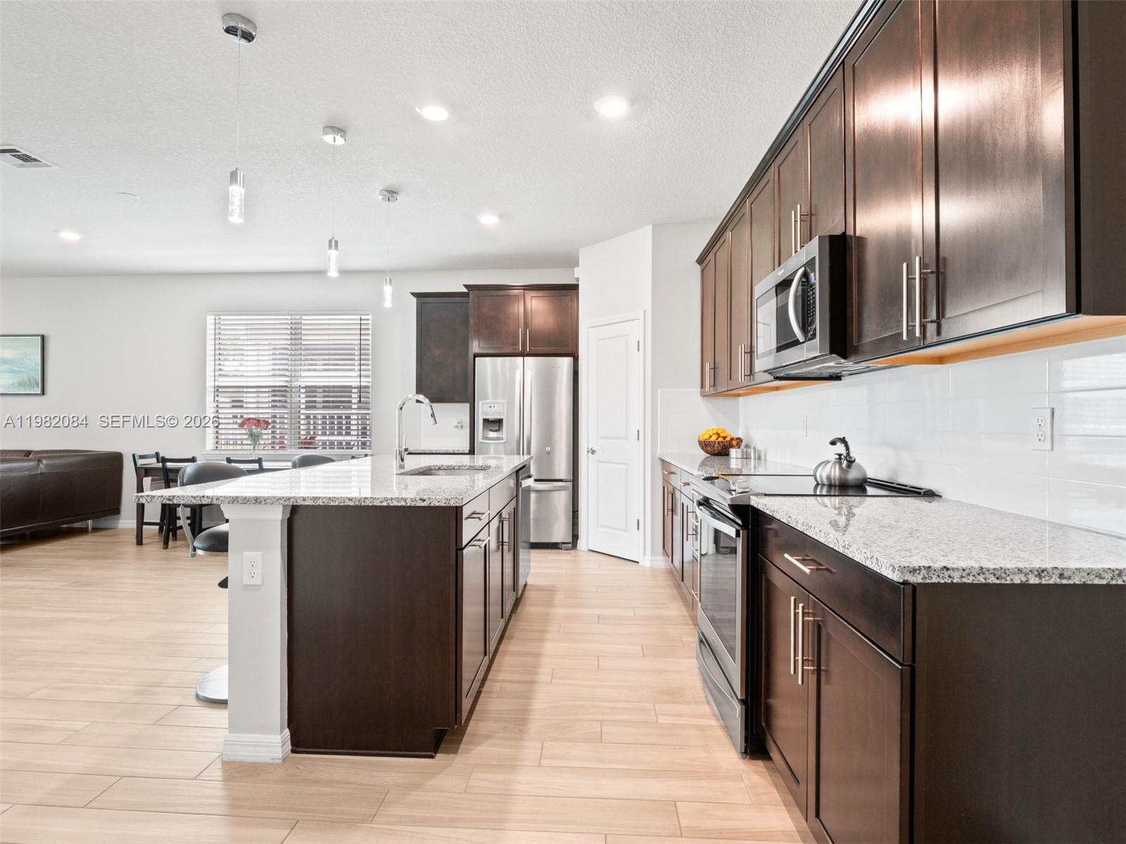 Ver detalles 1575 3 / 2 1742 sq. ft. $ 2026-03-12 0 foto