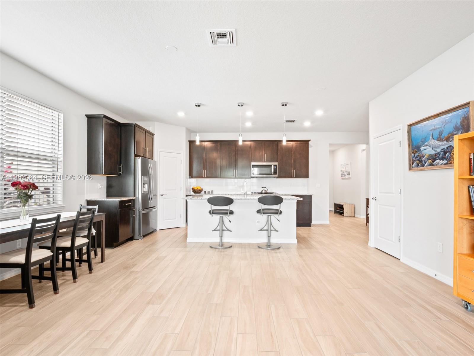 Ver detalles 1575 3 / 2 1742 sq. ft. $ 2026-03-12 0 foto