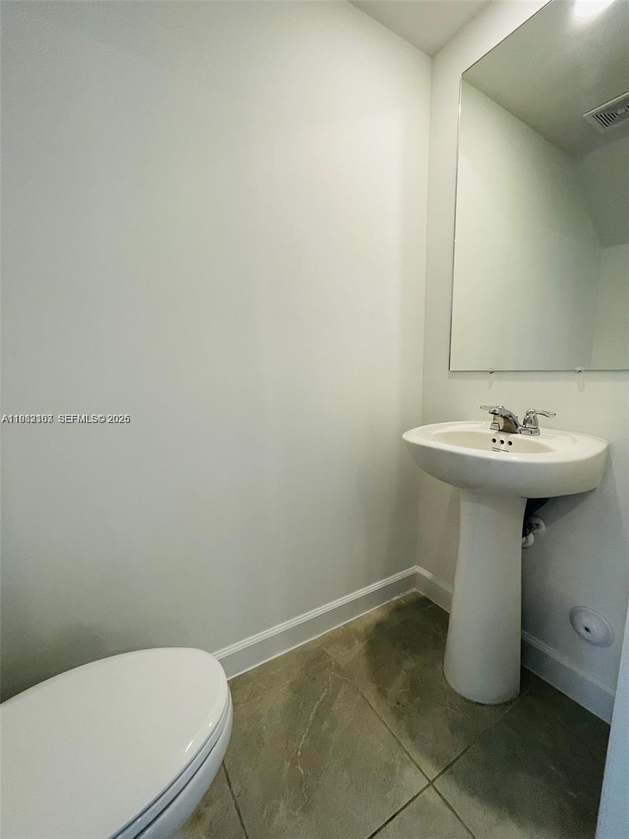 Ver detalles 5000 3 / 3 1276 sq. ft. $ 2026-03-12 0 foto