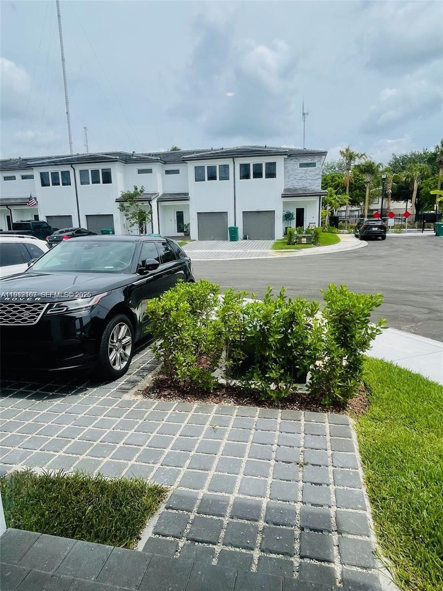 Ver detalles 5000 3 / 3 1276 sq. ft. $ 2026-03-12 0 foto