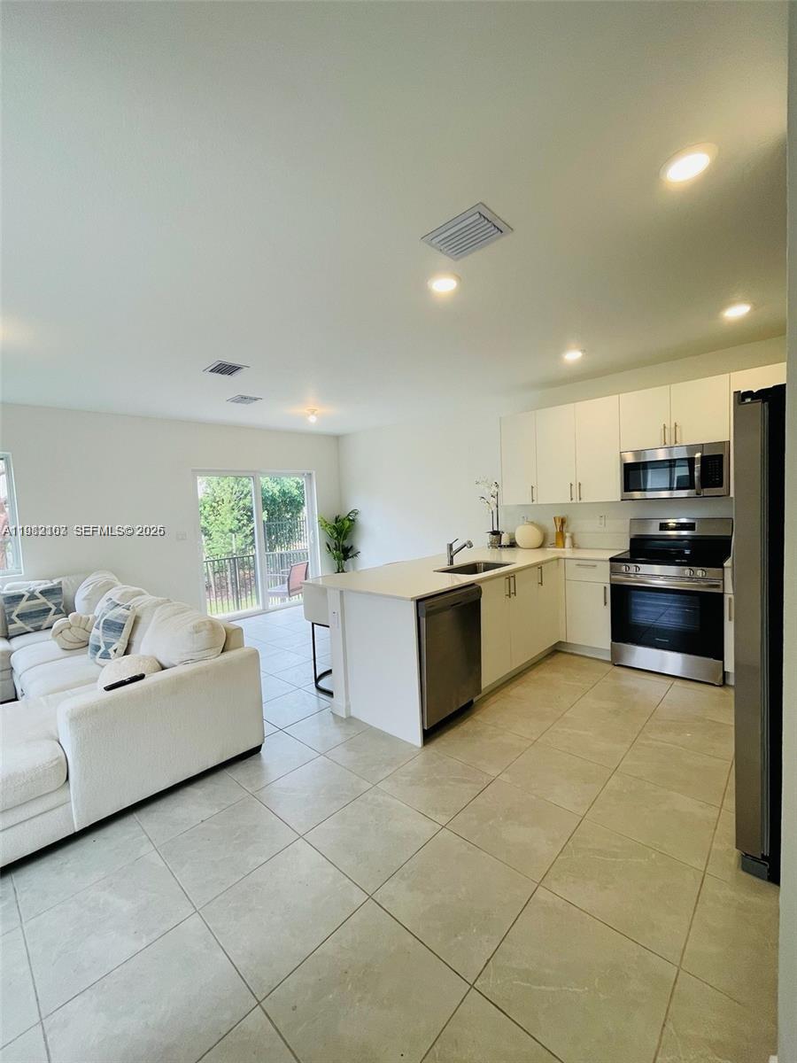 Ver detalles 5000 3 / 3 1276 sq. ft. $ 2026-03-12 0 foto