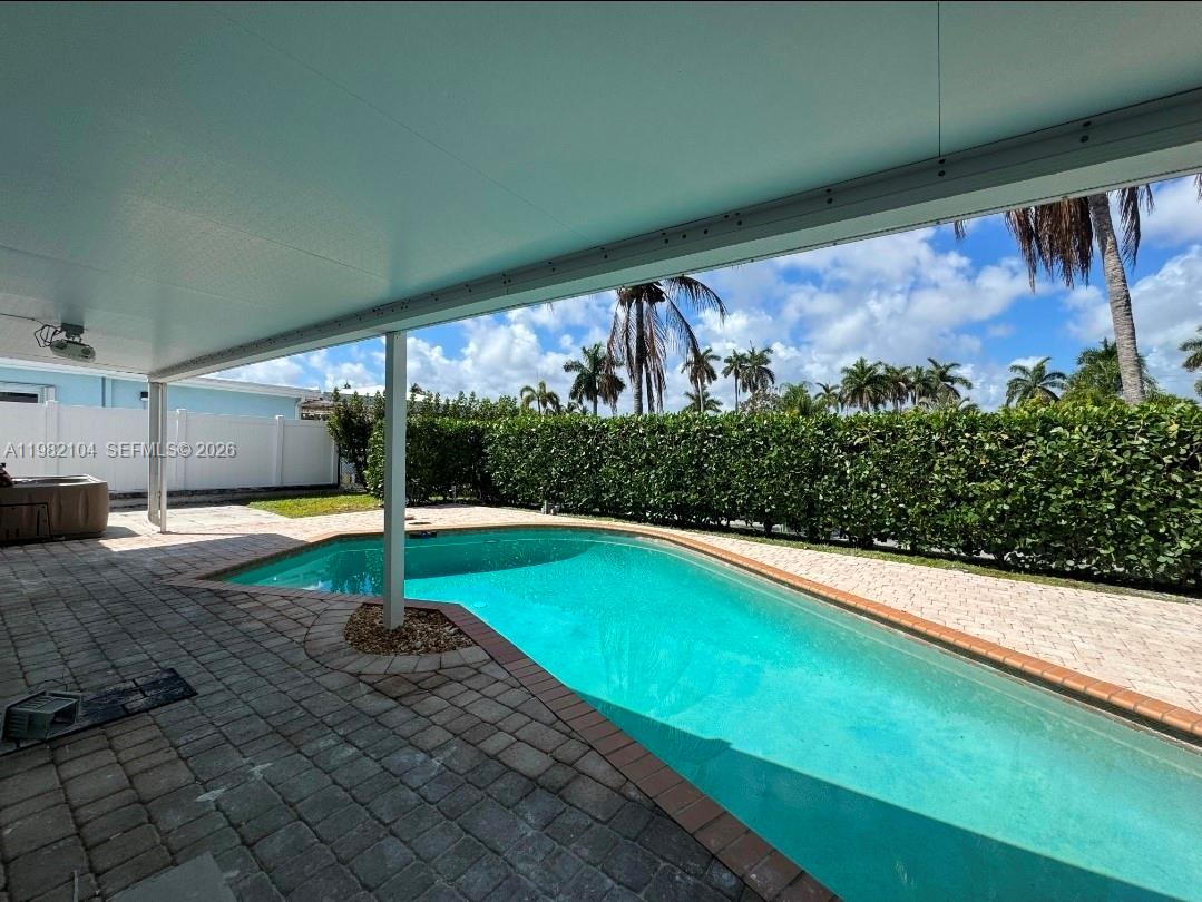 Ver detalles 631 3 / 2 1459 sq. ft. $ 2026-03-12 0 foto