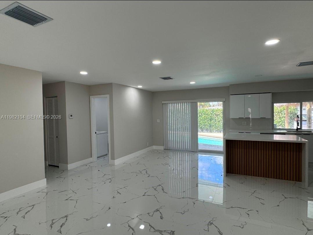 Ver detalles 631 3 / 2 1459 sq. ft. $ 2026-03-12 0 foto