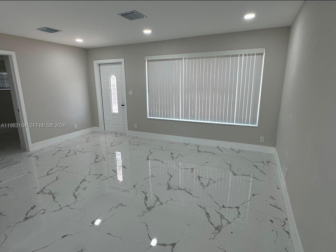 Ver detalles 631 3 / 2 1459 sq. ft. $ 2026-03-12 0 foto