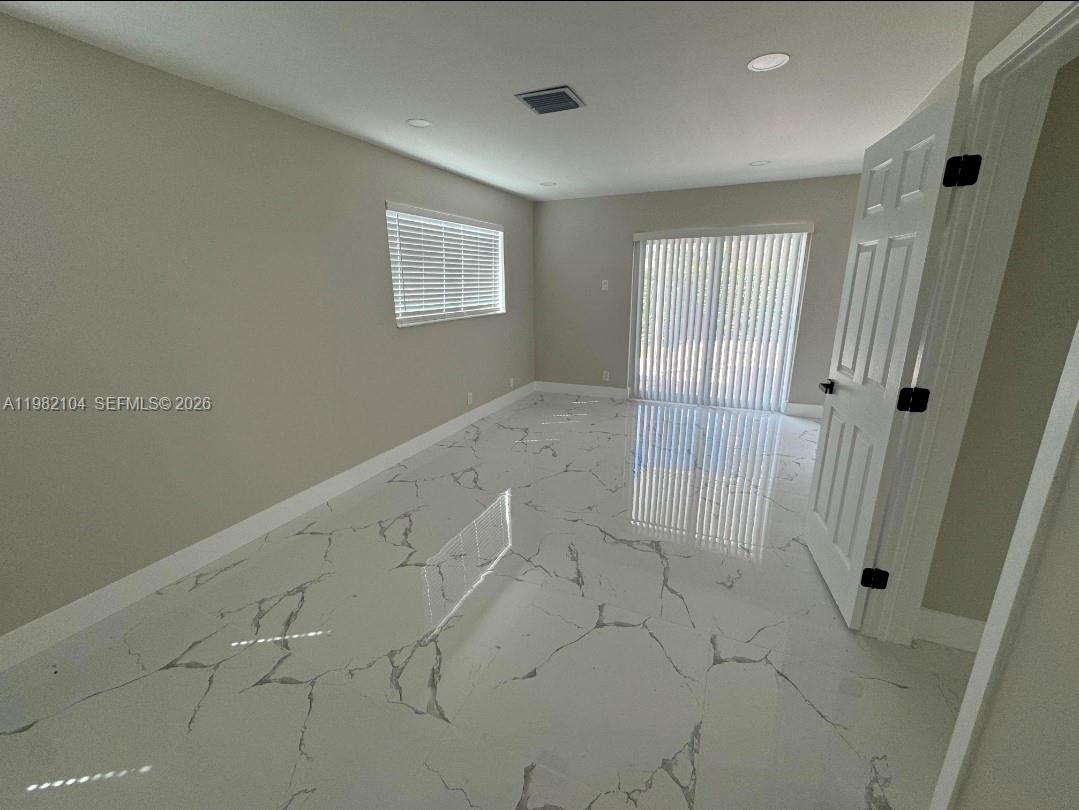 Ver detalles 631 3 / 2 1459 sq. ft. $ 2026-03-12 0 foto